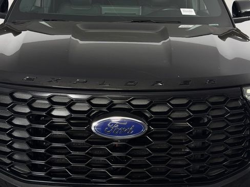 Used 2025 Ford Explorer ST-Line w/ ST-Line Street Pack AWD/4WD image 14