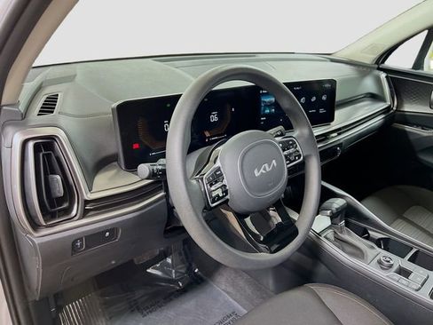 Certified 2025 Kia Sorento LX image 9