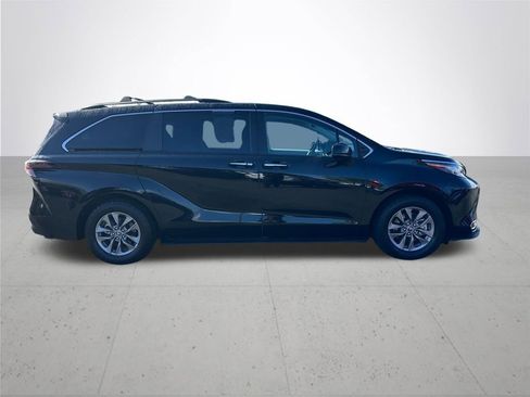 Used 2023 Toyota Sienna XLE image 6