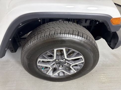 Used 2025 Jeep Wrangler Unlimited Sahara AWD/4WD image 11