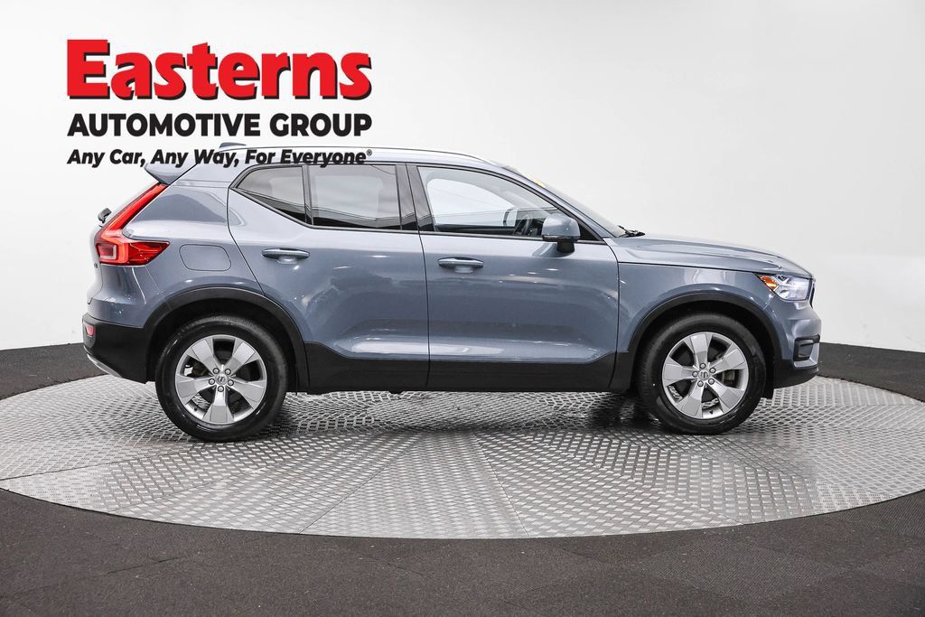 Used 2021 Volvo XC40 T4 Momentum FWD image 6