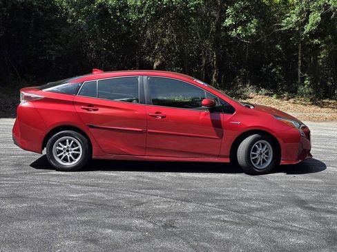 Used 2018 Toyota Prius Two w/ Prius Two Safety Plus Package FWD image 3