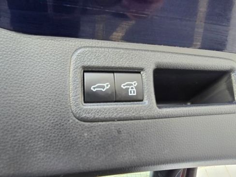 Used 2022 Toyota Venza XLE image 49