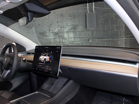 Used 2023 Tesla Model Y Long Range AWD/4WD image 43
