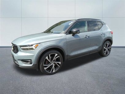 Used 2022 Volvo XC40 T5 R-Design w/ Climate Package