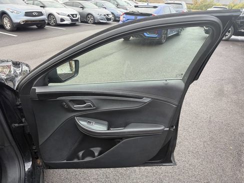Used 2017 Chevrolet Impala LT w/ Convenience Package image 13