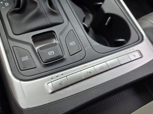 Used 2025 Kia Carnival FWD image 21