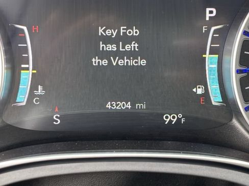 Used 2025 Chrysler Pacifica Limited FWD image 33