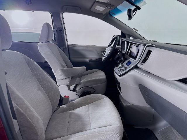 Used 2017 Toyota Sienna LE FWD image 24