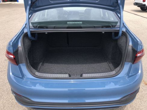 Used 2025 Volkswagen Jetta SE FWD image 6