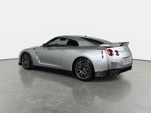 Used 2016 Nissan GT-R Premium AWD/4WD image 5