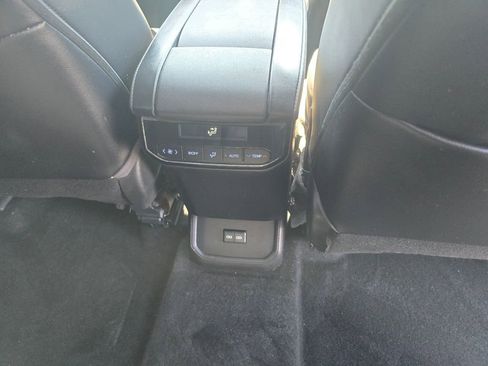 Used 2022 Toyota Highlander XLE AWD/4WD image 13