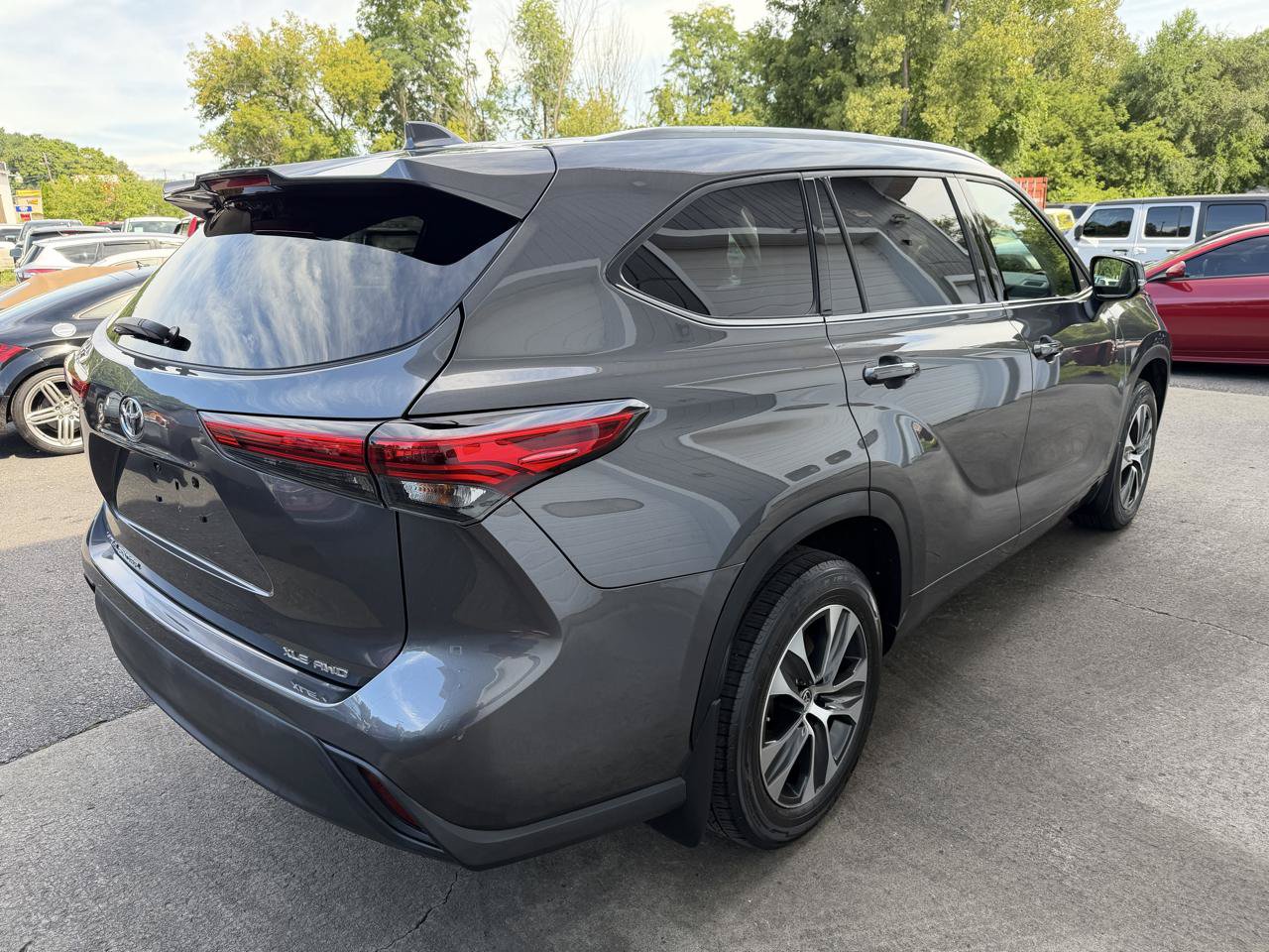 Used 2021 Toyota Highlander XLE AWD/4WD image 4