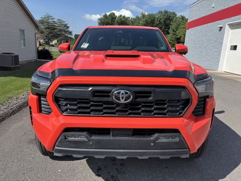 Used 2024 Toyota Tacoma TRD Sport w/ TRD Sport Premium Package AWD/4WD image 8