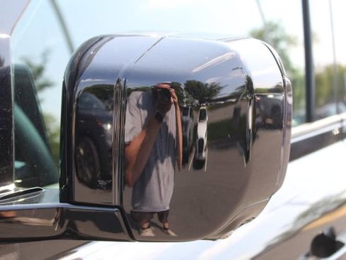 Used 2024 Land Rover Defender 110 SE image 12