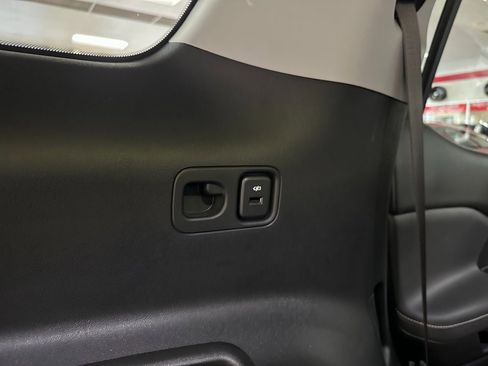 Used 2023 GMC Acadia SLE w/ Driver Convenience Package image 40