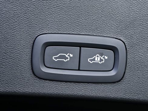 Certified 2025 Volvo XC40 B5 Core image 32