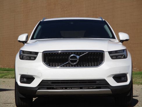 Used 2022 Volvo XC40 T5 Momentum image 3
