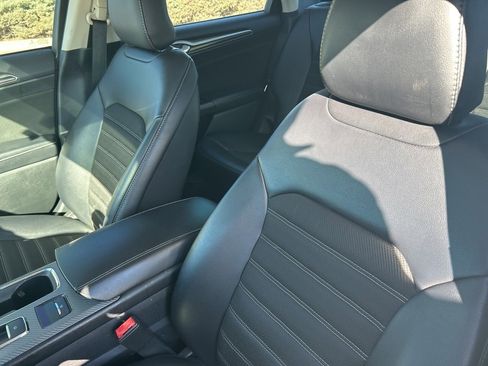 Used 2017 Ford Fusion SE w/ Equipment Group 201A image 9