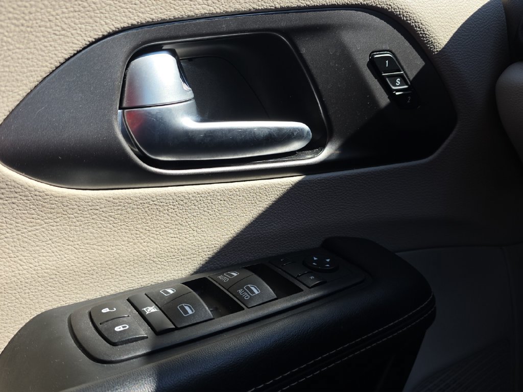 Used 2024 Chrysler Pacifica Touring-L FWD image 11