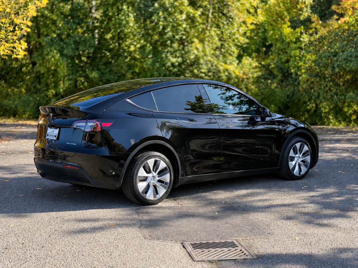 Used 2023 Tesla Model Y Long Range AWD/4WD image 3