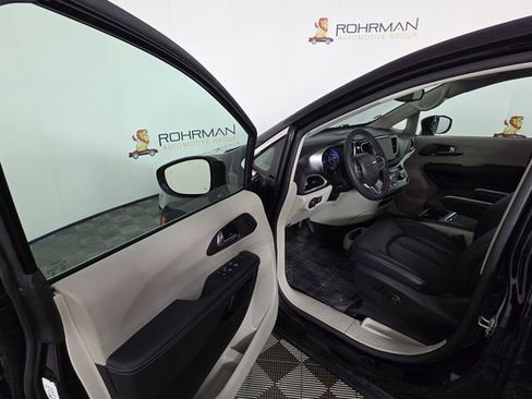 Used 2024 Chrysler Pacifica Touring-L FWD image 17