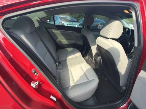 Used 2017 Hyundai Elantra SE image 16