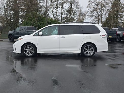 Used 2018 Toyota Sienna SE image 6