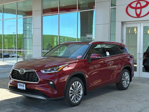New 2026 Toyota Highlander Platinum image 3