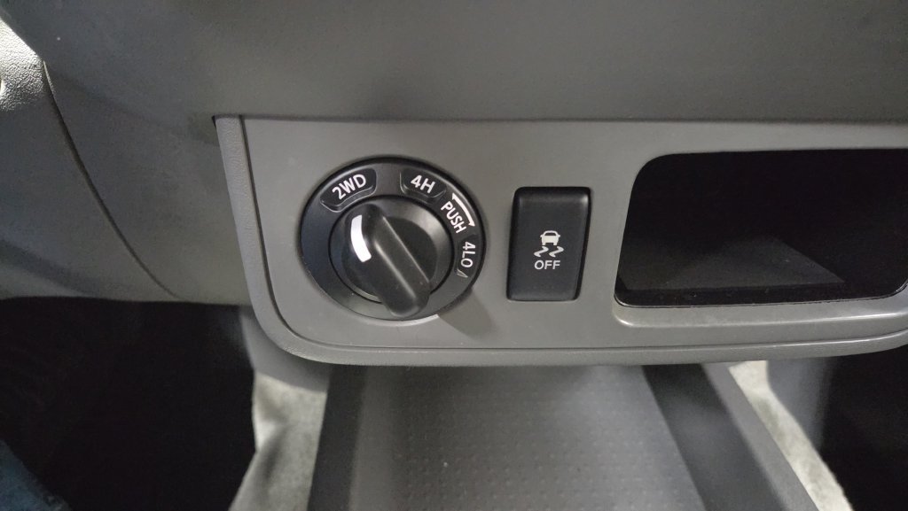 Used 2018 Nissan Frontier SV AWD/4WD image 16
