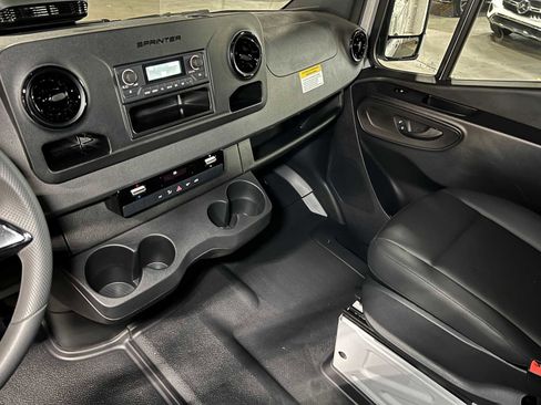 Used 2025 Mercedes-Benz Sprinter 2500 image 33
