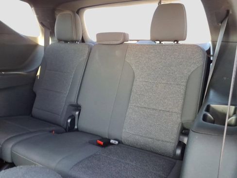 Used 2025 Chevrolet Traverse LT image 16