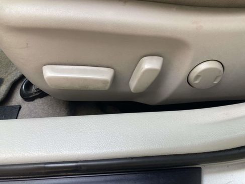 Used 2012 Toyota Camry XLE w/ Leather Pkg FWD image 12