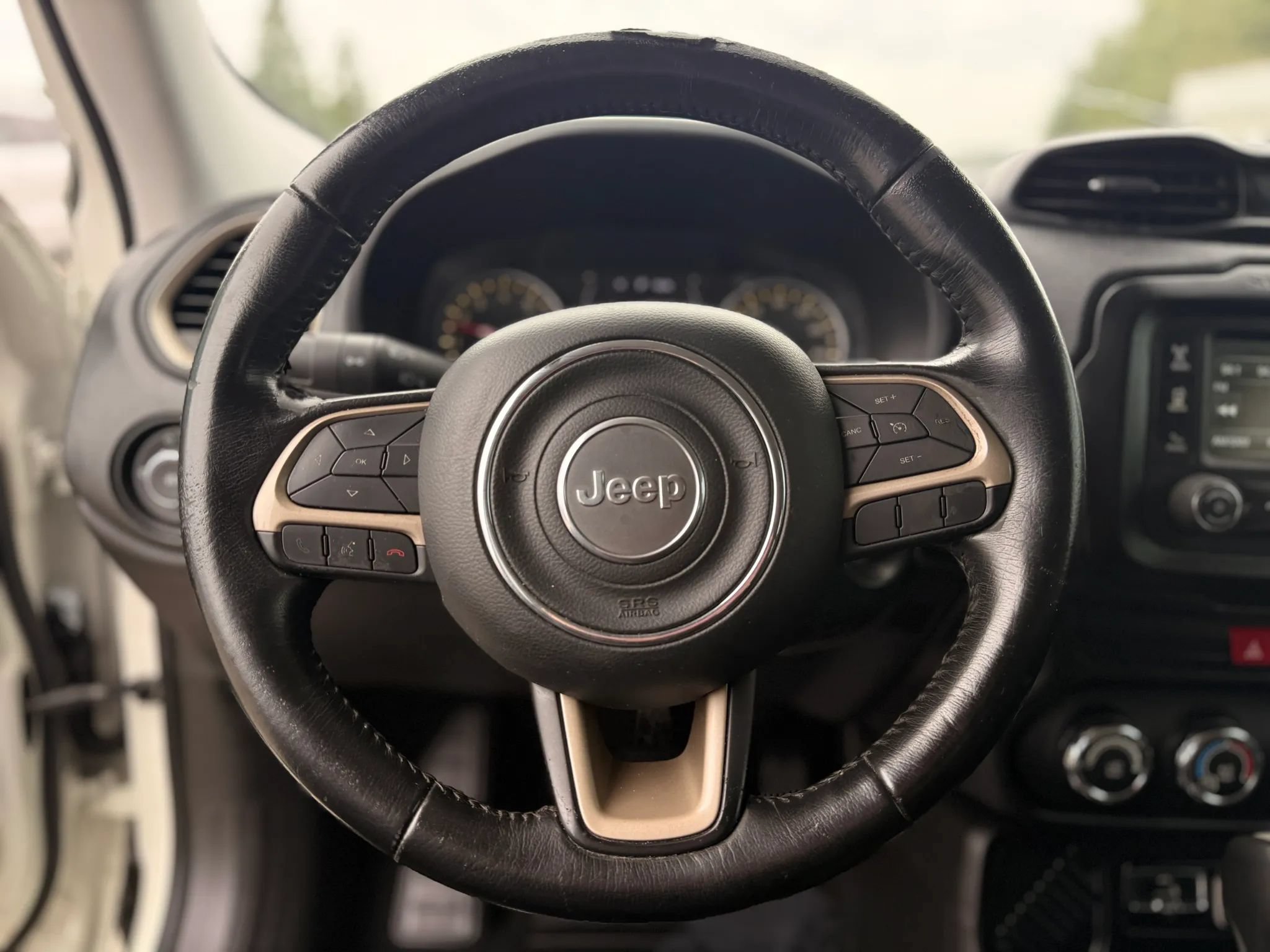 Used 2017 Jeep Renegade Latitude FWD image 24