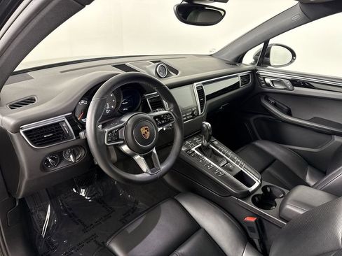 Certified 2017 Porsche Macan AWD/4WD image 4