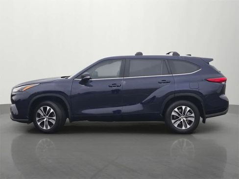 Used 2023 Toyota Highlander XLE image 3