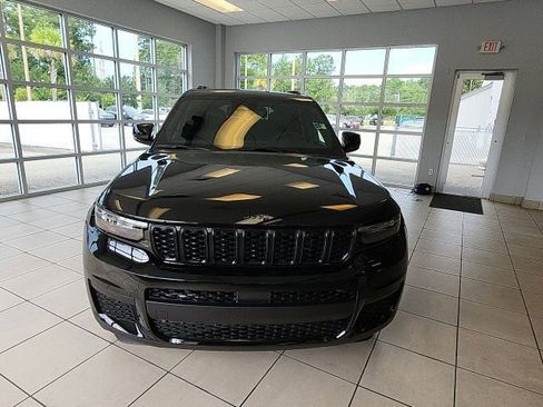 New 2023 Jeep Grand Cherokee L Laredo image 2