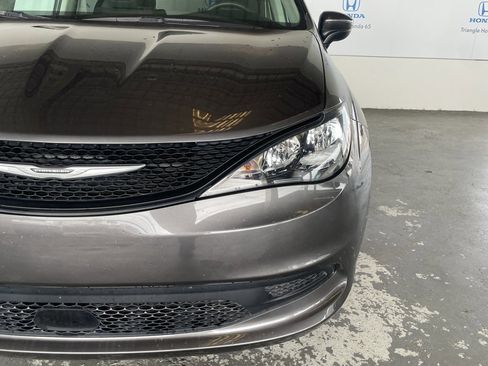 Used 2022 Chrysler Voyager LX image 31