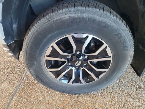 Used 2020 Toyota Tacoma TRD Sport w/ Technology Package image 28