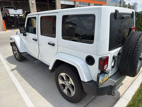 Used 2017 Jeep Wrangler Unlimited Sahara w/ Connectivity Group AWD/4WD image 3