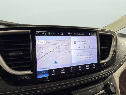 Used 2024 Chrysler Pacifica Select image 22