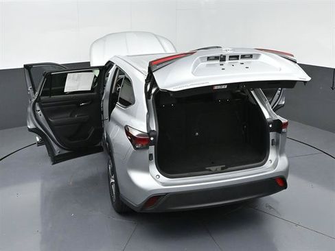 Certified 2025 Toyota Highlander XLE FWD image 52