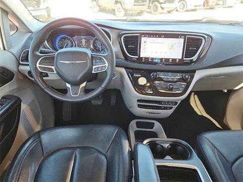 Used 2022 Chrysler Pacifica Touring-L image 10