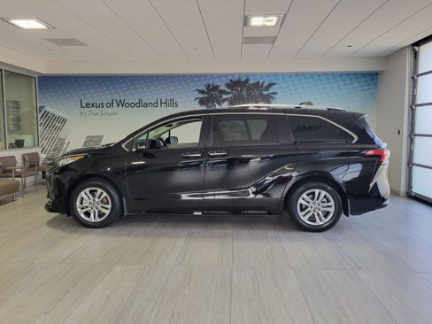Used 2021 Toyota Sienna Limited FWD image 2