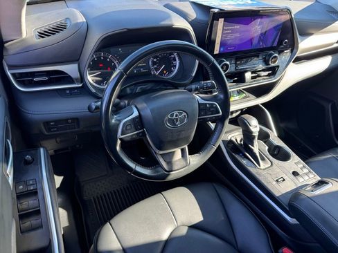 Used 2023 Toyota Highlander XLE image 24