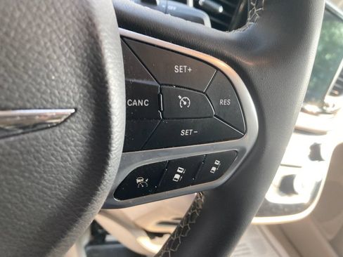 Used 2023 Chrysler Pacifica Touring-L FWD image 40
