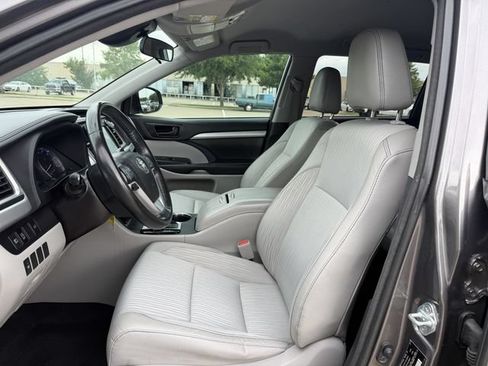 Used 2018 Toyota Highlander Plus FWD image 23