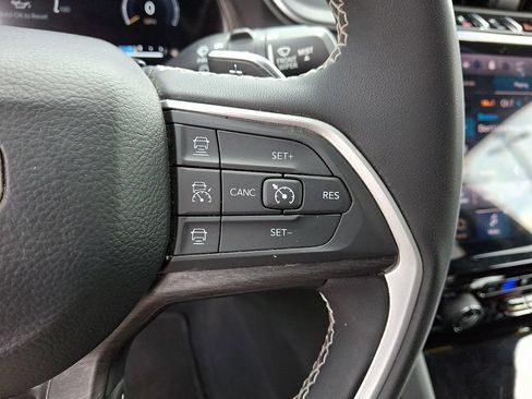 Used 2023 Jeep Grand Cherokee Limited w/ Luxury Tech Group II AWD/4WD image 23