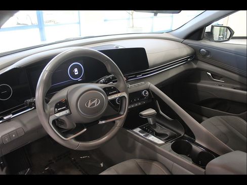 Used 2025 Hyundai Elantra SEL FWD image 13