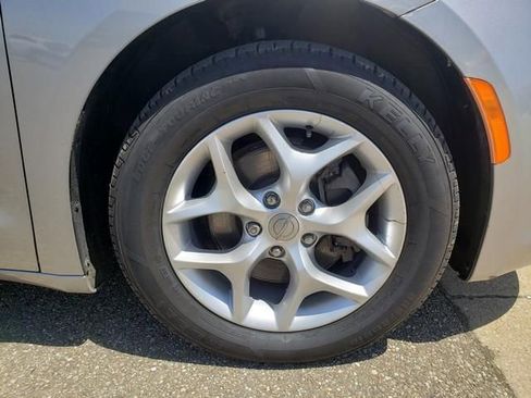 Used 2017 Chrysler Pacifica Touring-L w/ Tire & Wheel Group FWD image 28